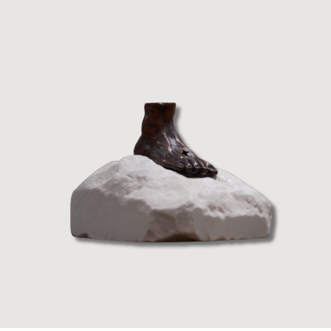 Pie de bronce rojizo – El Peso de la Insatisfacción