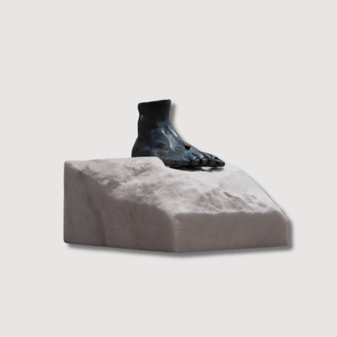 Pie de bronce verde azulado – Atrapado en el Tiempo