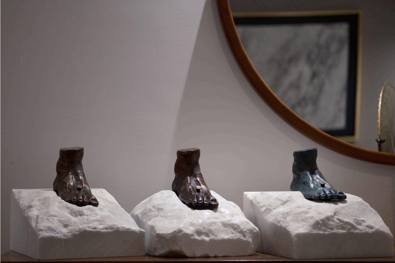 Pie de bronce verde azulado – Atrapado en el Tiempo