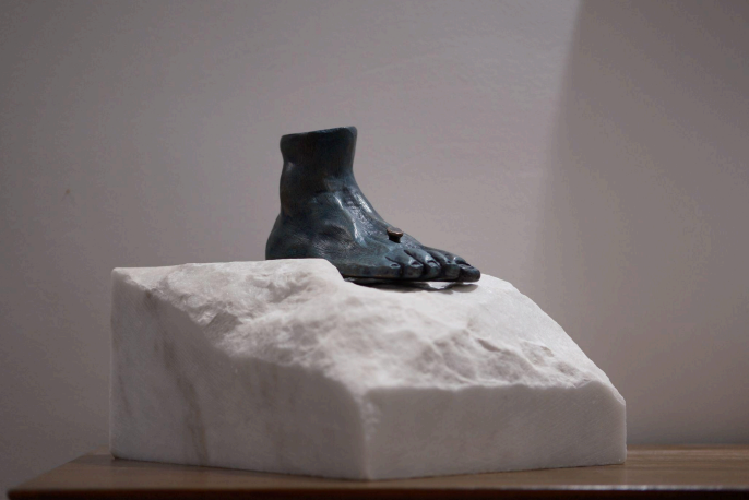 Pie de bronce verde azulado – Atrapado en el Tiempo