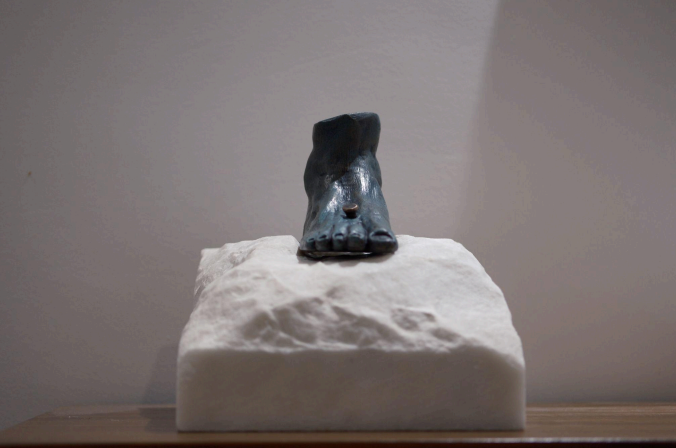 Pie de bronce verde azulado – Atrapado en el Tiempo