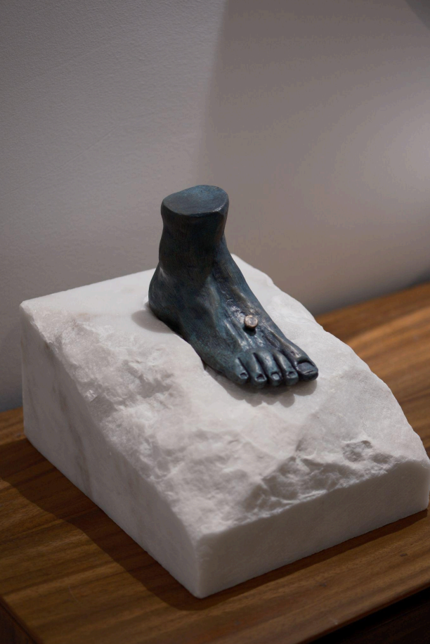 Pie de bronce verde azulado – Atrapado en el Tiempo