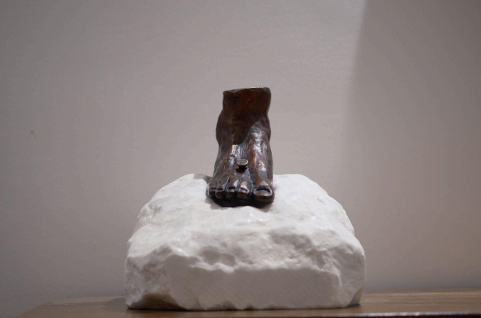 Pie de bronce rojizo – El Peso de la Insatisfacción