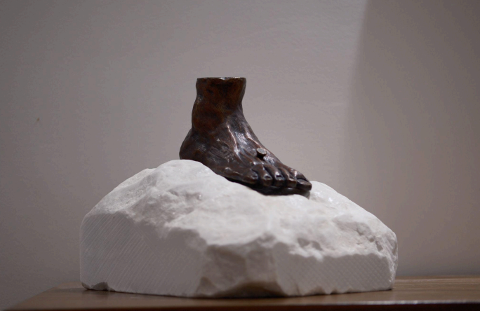 Pie de bronce rojizo – El Peso de la Insatisfacción