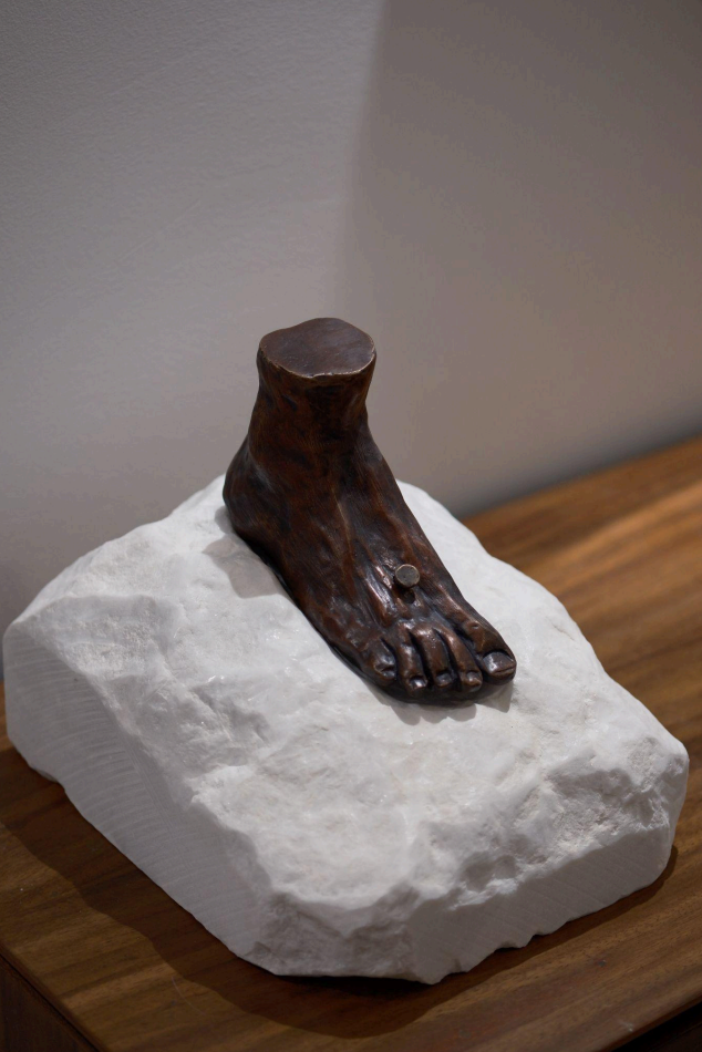 Pie de bronce rojizo – El Peso de la Insatisfacción