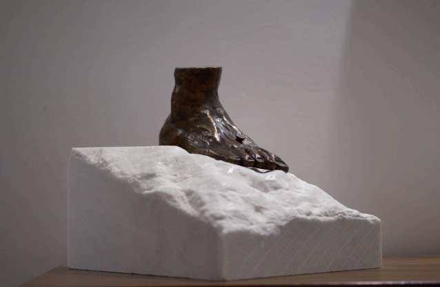 Pie de bronce clásico – La Jaula de la Rutina